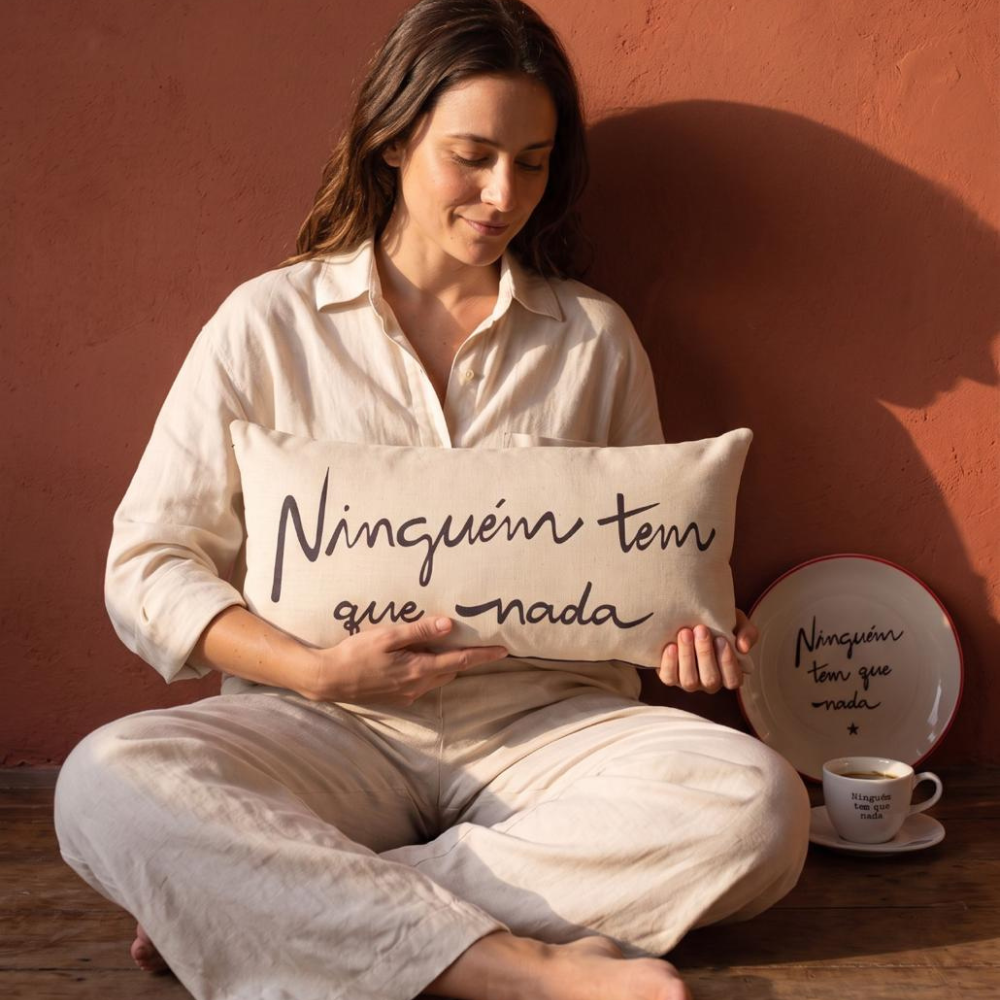 Almofada Baguete com Frase Ninguém Tem Que Nada Enchimento e Zíper 52 x 24 cm