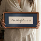 Quadro Decorativo Bordado à Mão Coragem 21x41 cm com Paspatur Cinza e Moldura de Madeira