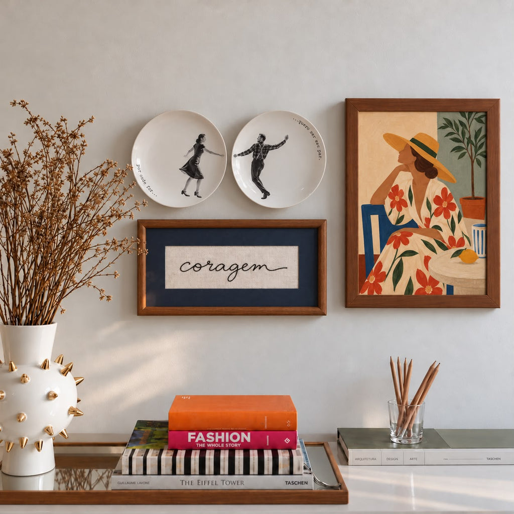 Quadro Decorativo Bordado à Mão Coragem 21x41 cm com Paspatur Cinza e Moldura de Madeira